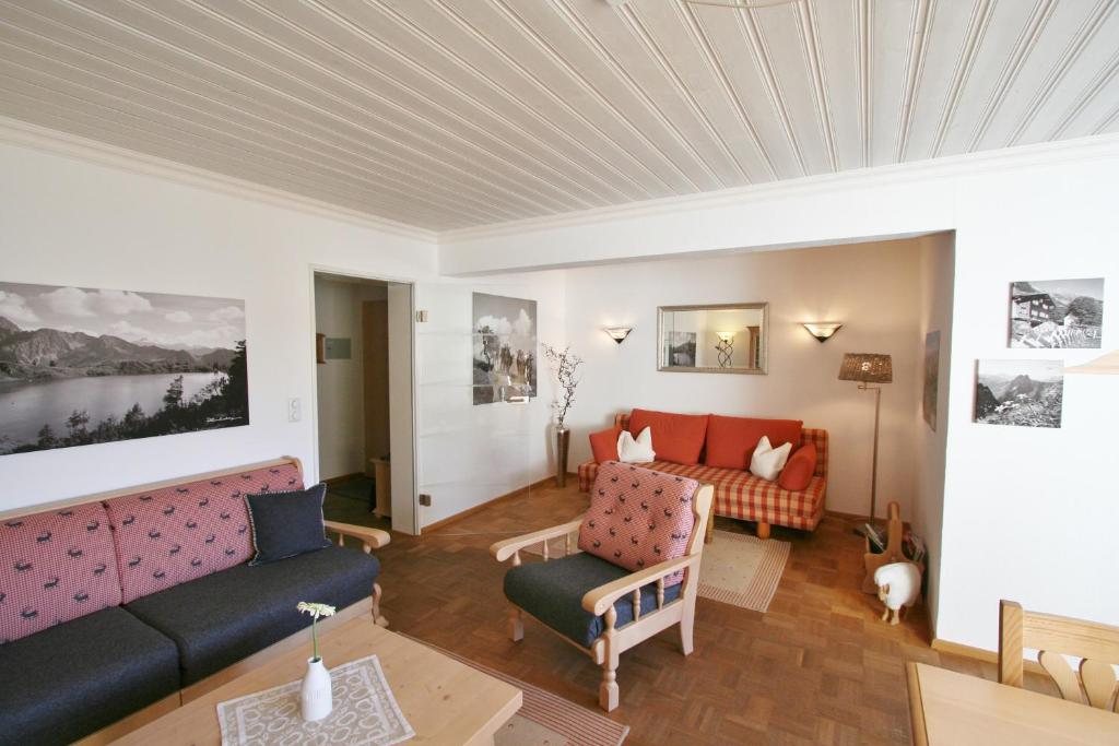 奥伯斯特多夫Oberstdorfer Bergwelt Kuschmann的客厅配有两张沙发和一张沙发