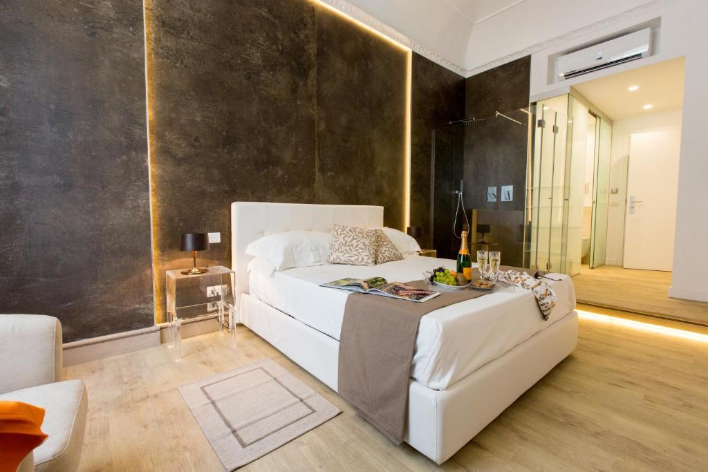 巴勒莫Palermo In Suite Aparthotel的卧室配有一张白色的大床和一张沙发。