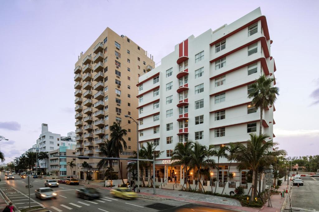 迈阿密海滩Generator Miami的两座高楼,位于城市街道上,交通繁忙