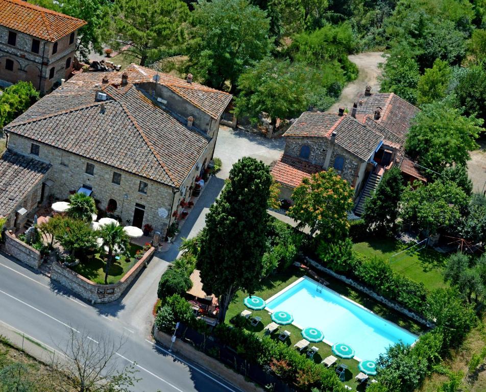 圣吉米纳诺Bed & Breakfast Casale Gregoriano and Apartaments的享有带游泳池的房屋的空中景致