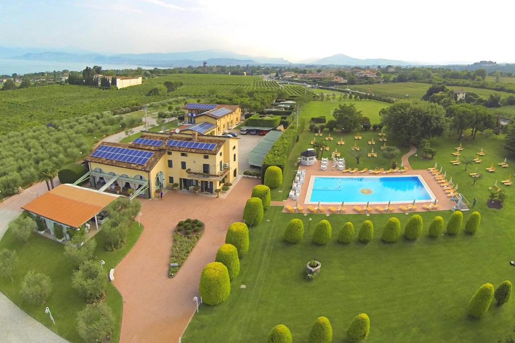拉齐塞Agriturismo Ca' Del Sol的享有带游泳池的庄园的空中景致