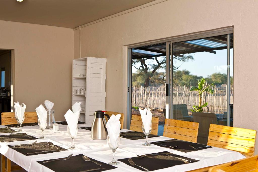 SesfonteinSesfontein Guesthouse的餐桌,配有白色桌布和餐巾
