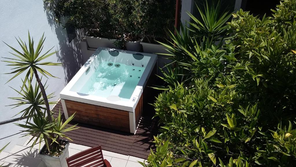 卡利亚里卡利亚里I'MC IoAMo旅馆的植物中间的热水浴池