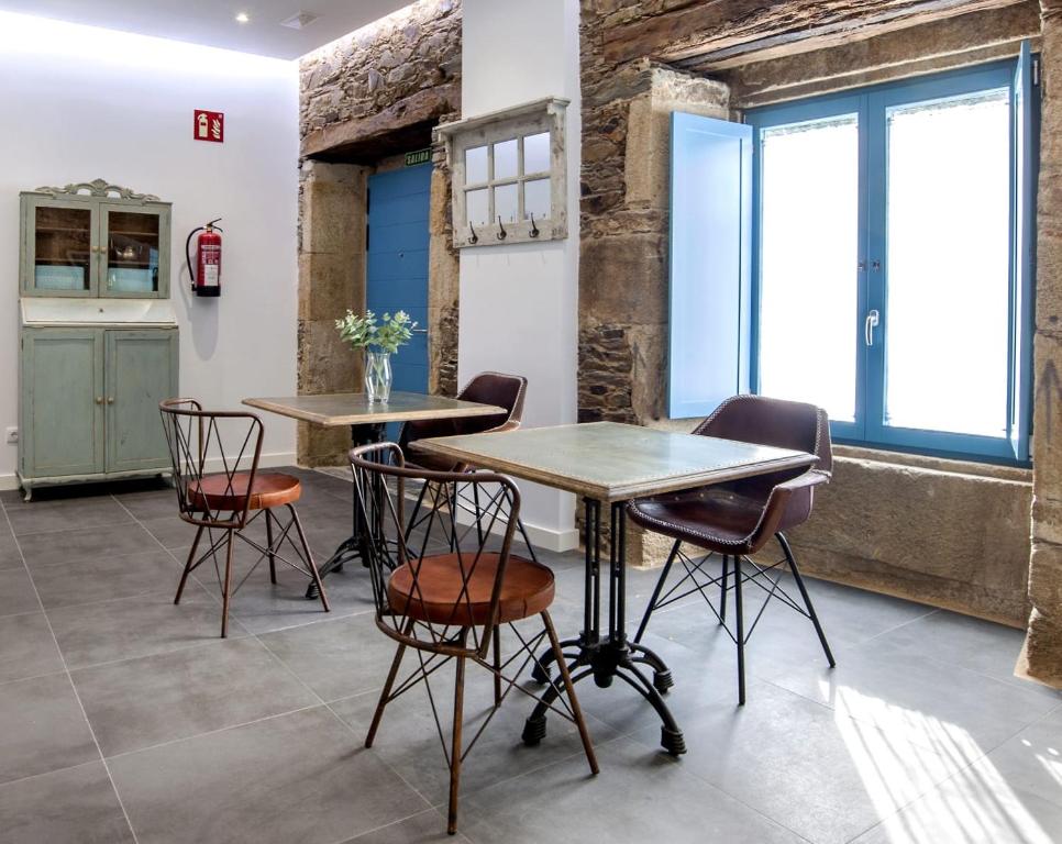 蓬特德乌梅Montebreamo的一间带2张桌子和椅子的用餐室
