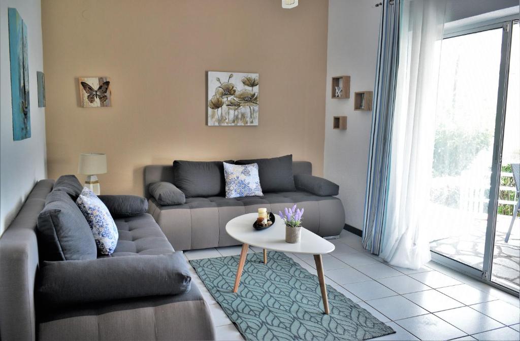 卡利维亚波里吉鲁HALKIDIKI MΑRE的客厅配有沙发和桌子