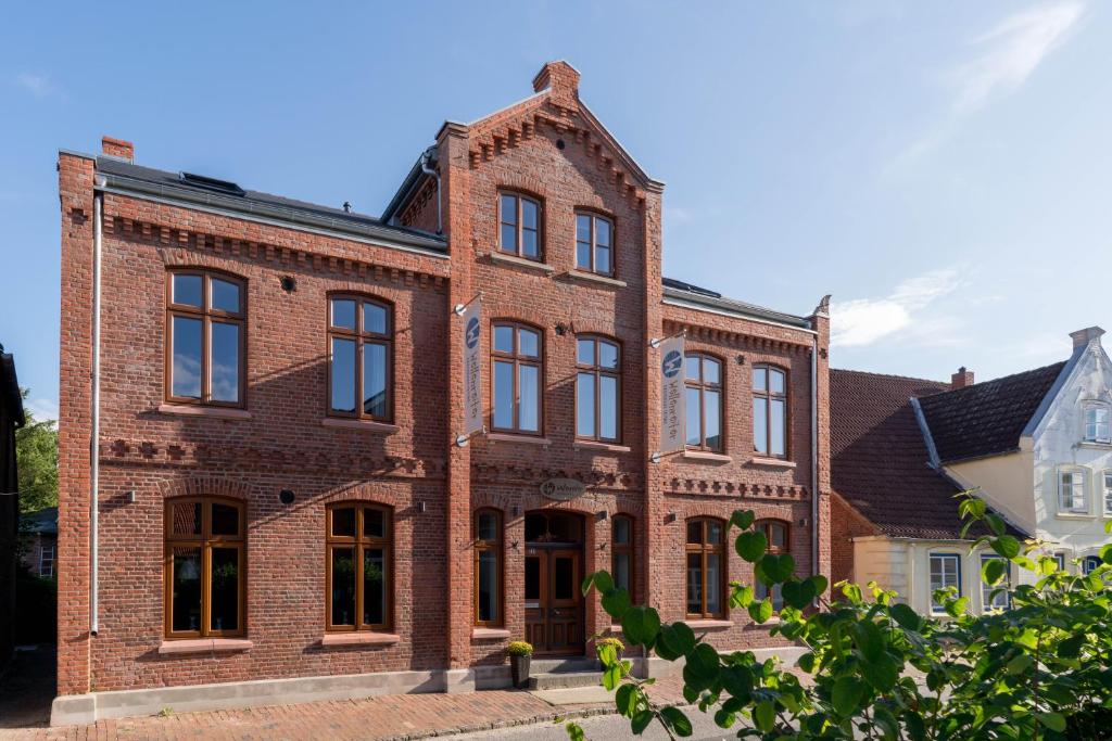 塔廷格Wellenreiter的一座古老的红砖建筑,设有黑色窗户