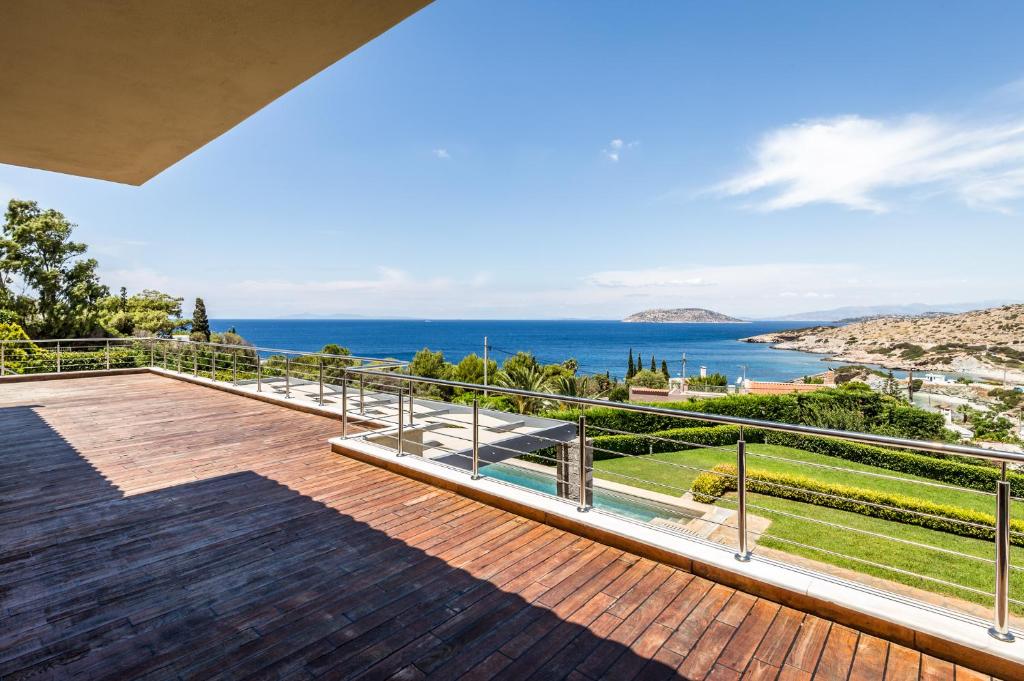 苏尼翁Analisa Luxury Villa的阳台享有海景。