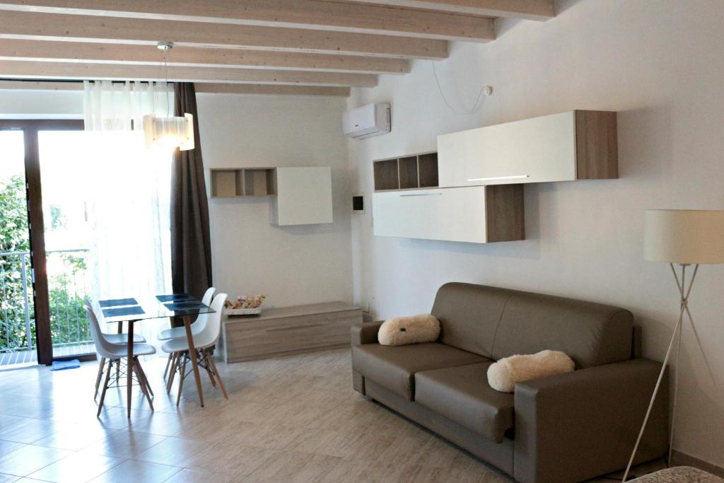索马伦巴多Paradeisos Residence Sas的客厅配有沙发和桌子