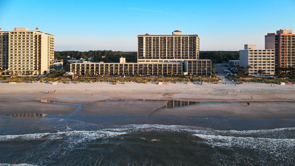 默特尔比奇康帕斯湾酒店的享有海滩美景,拥有建筑背景