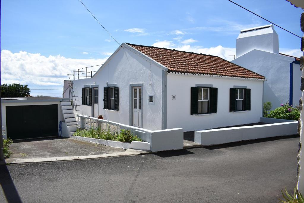 Lajes das FloresCasa da Guida的一间白色的小房子,设有车库
