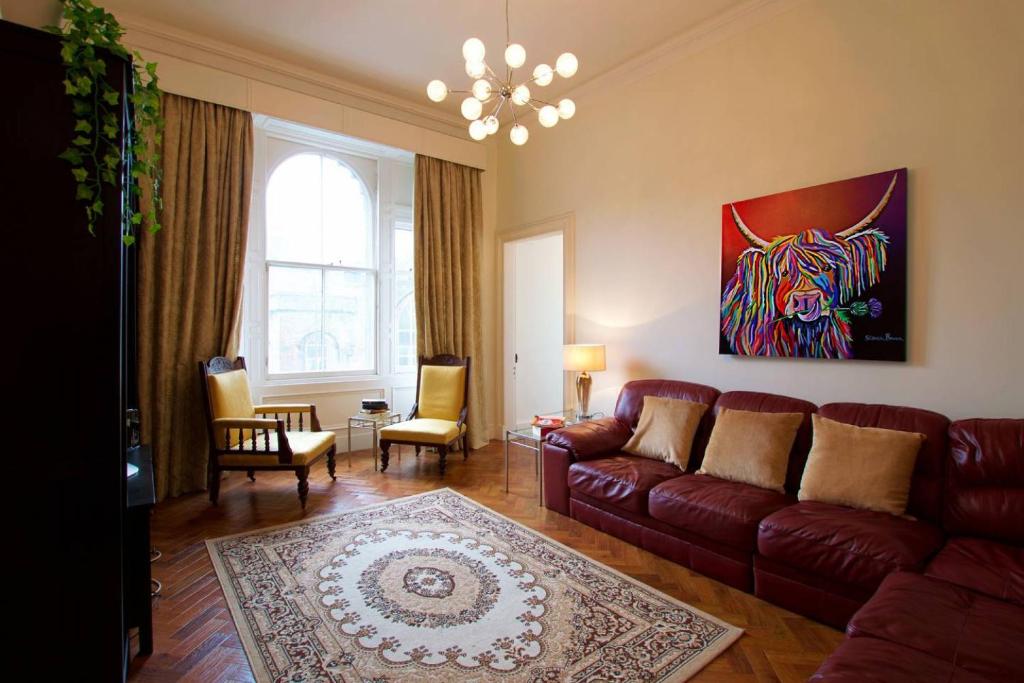爱丁堡ALTIDO Castle Terrace 3 bedroom Apartment - Old Town的客厅配有沙发和虎画