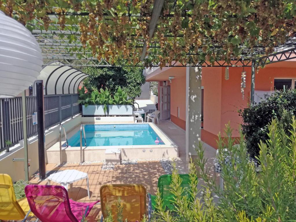 斯普利特马里安公园公寓的花园中的一个游泳池
