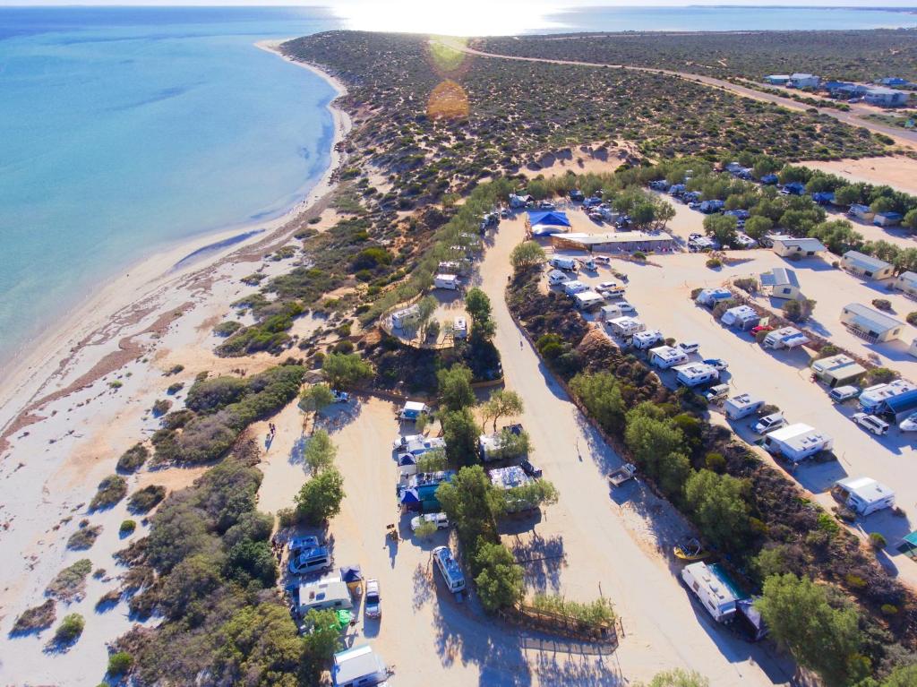 德纳姆Tasman Holiday Parks - Denham Seaside的享有海滩空中景色,设有停车场