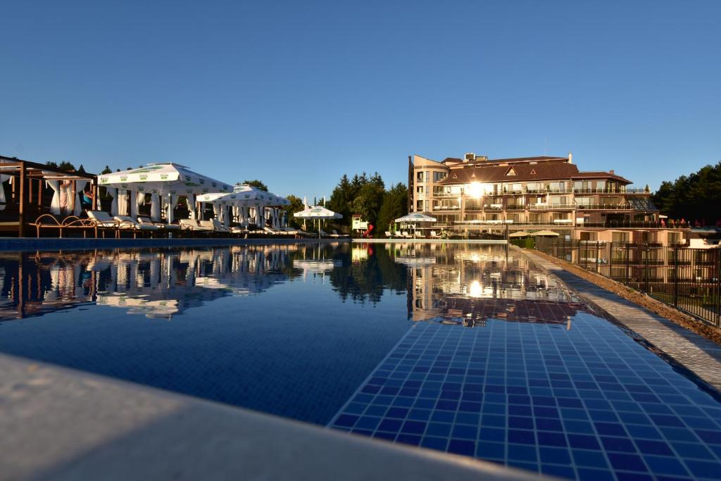 韦林格勒SPA Hotel Infinity Park Velingrad的一座位于酒店大楼内的游泳池