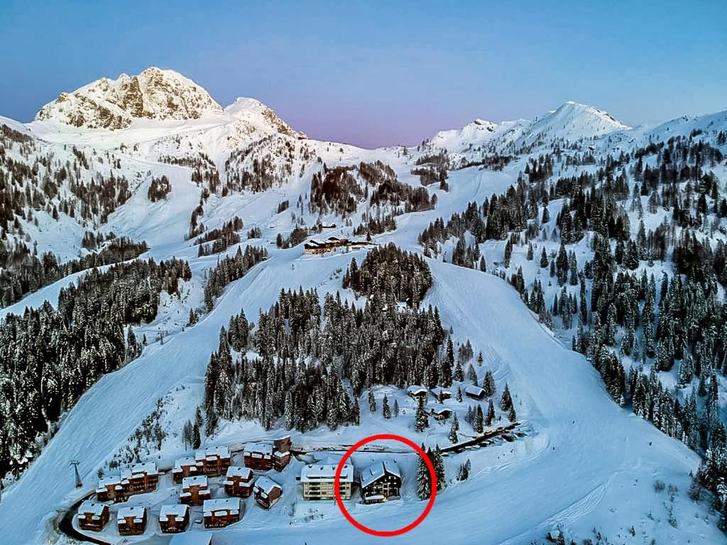索内纳尔佩·纳斯费尔德Apartment Bergjuwel的雪中红圆的滑雪胜地