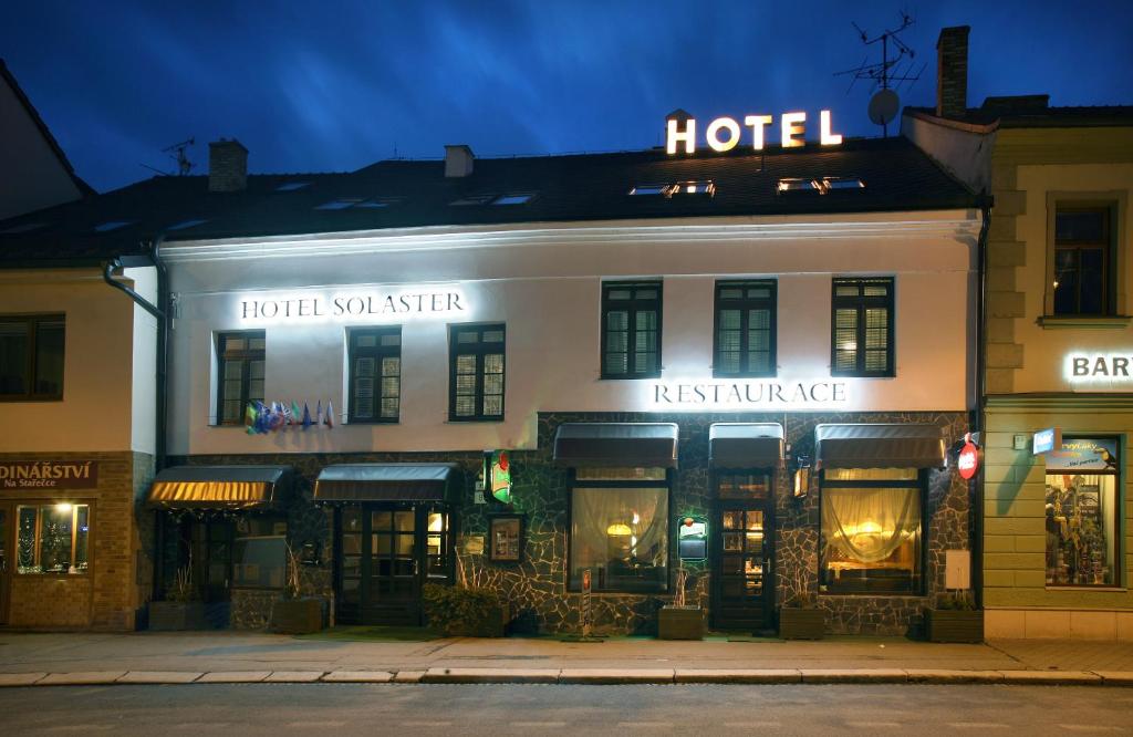 特热比奇Hotel Solaster Garni的夜宿在城市街道上的酒店