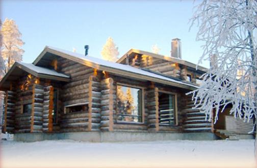 鲁卡凯鲁科多小木屋酒店的小木屋,屋顶上积雪
