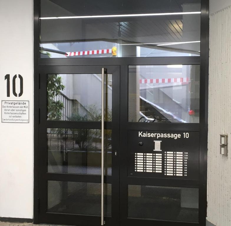 卡尔斯鲁厄Gästehaus Kaiserpassage- Ihr Cityhostel的黑色的门,上面有读K票的标志,