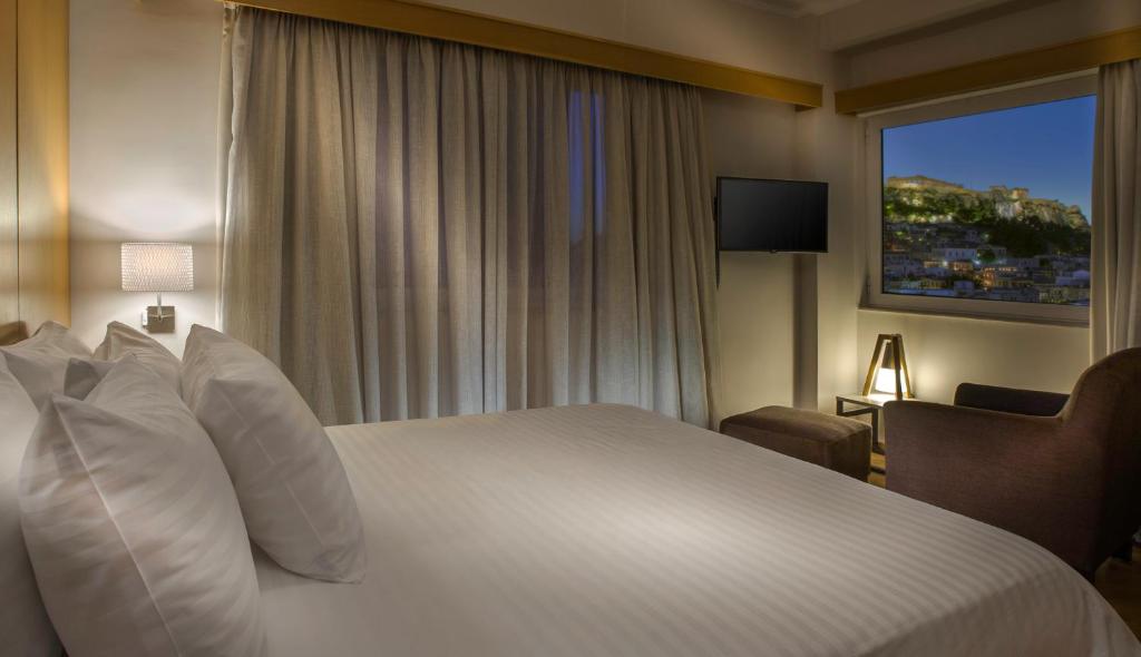 雅典Acropolis View Penthouse的酒店客房设有床和窗户。