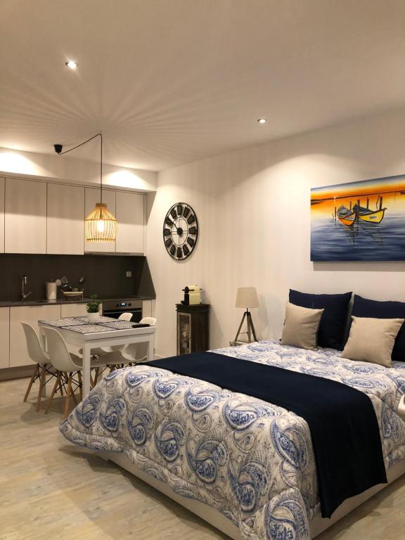 阿威罗Aveiro 5 Estrelas的一间带大床的卧室和一间厨房