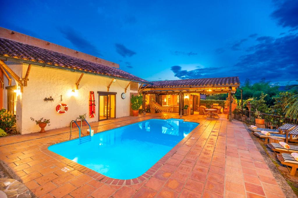 金巴亚Finca Villa Gregory的房屋后院的游泳池