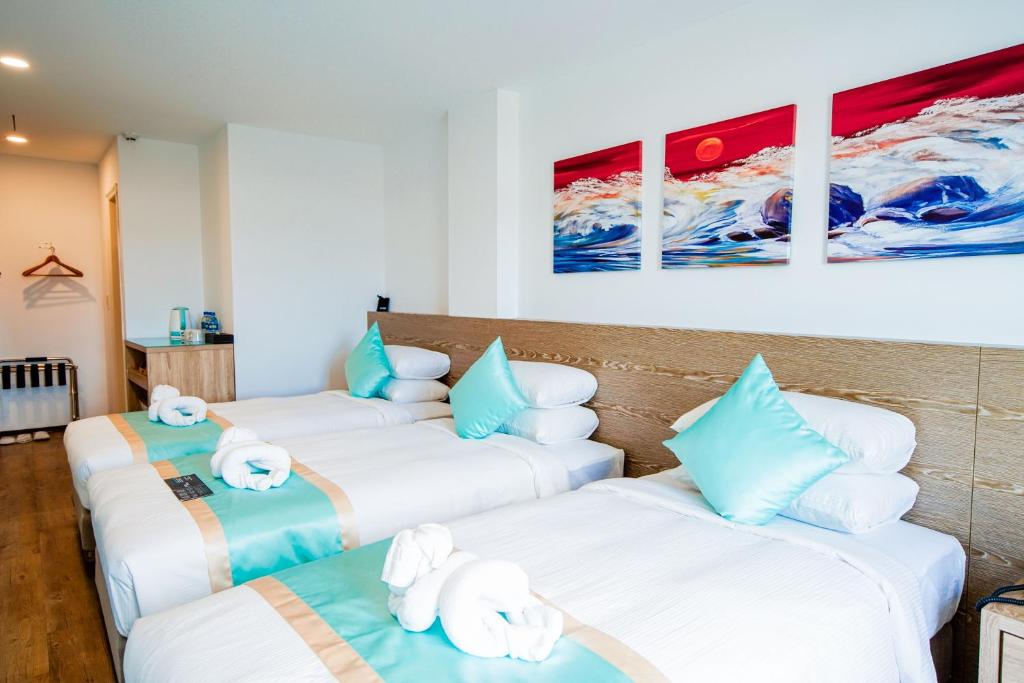 科罗尔帛琉酒店的一间设有三张床的客房,备有毛巾