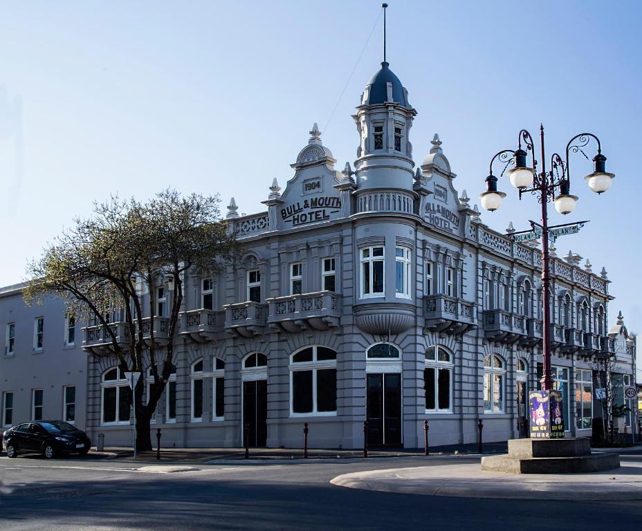 玛丽伯勒Bull and Mouth Hotel Maryborough Victoria的一座白色的大建筑,上面有一座塔