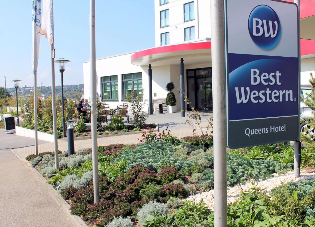 普福尔茨海姆Best Western Queens Hotel Pforzheim-Niefern的大楼前的买入标志