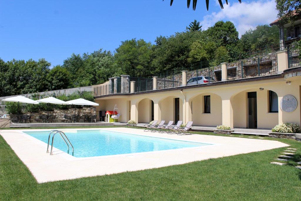 梅尔戈佐Oleandro 2 apartment in Villa Cerutti的一座房子的院子内的游泳池