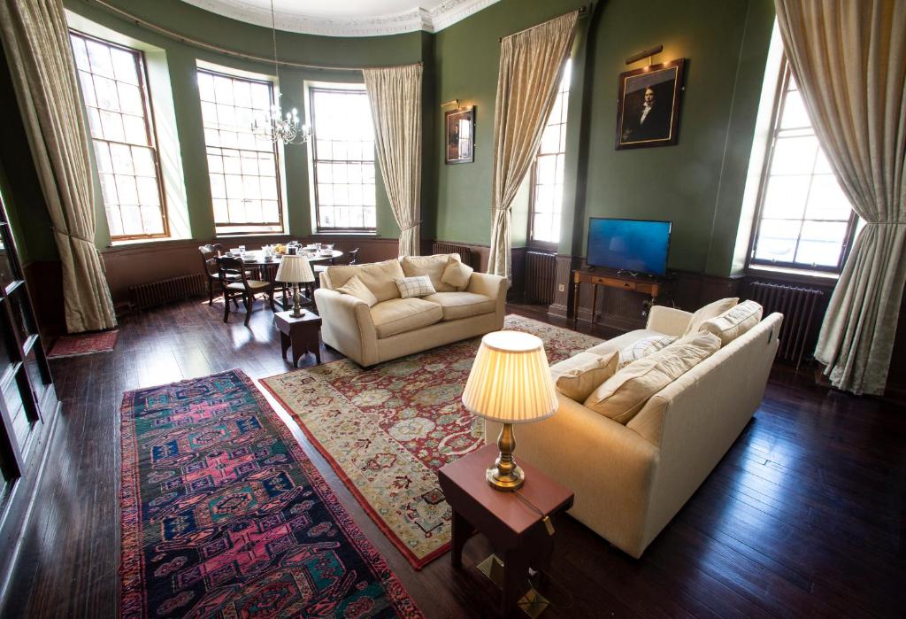 库珀Cupar Burgh Chambers的客厅配有两张沙发和一张桌子