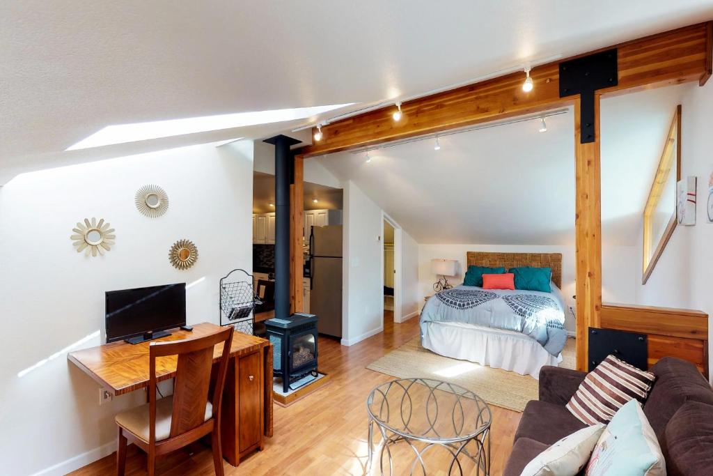 哥德伍德St. Moritz- Apartment的一间带一间卧室和一张床的客厅