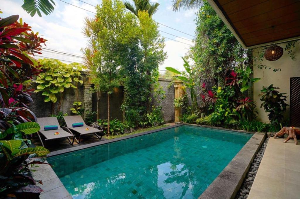 塞米亚克巴厘阿玉酒店&别墅的一座房子后院的游泳池