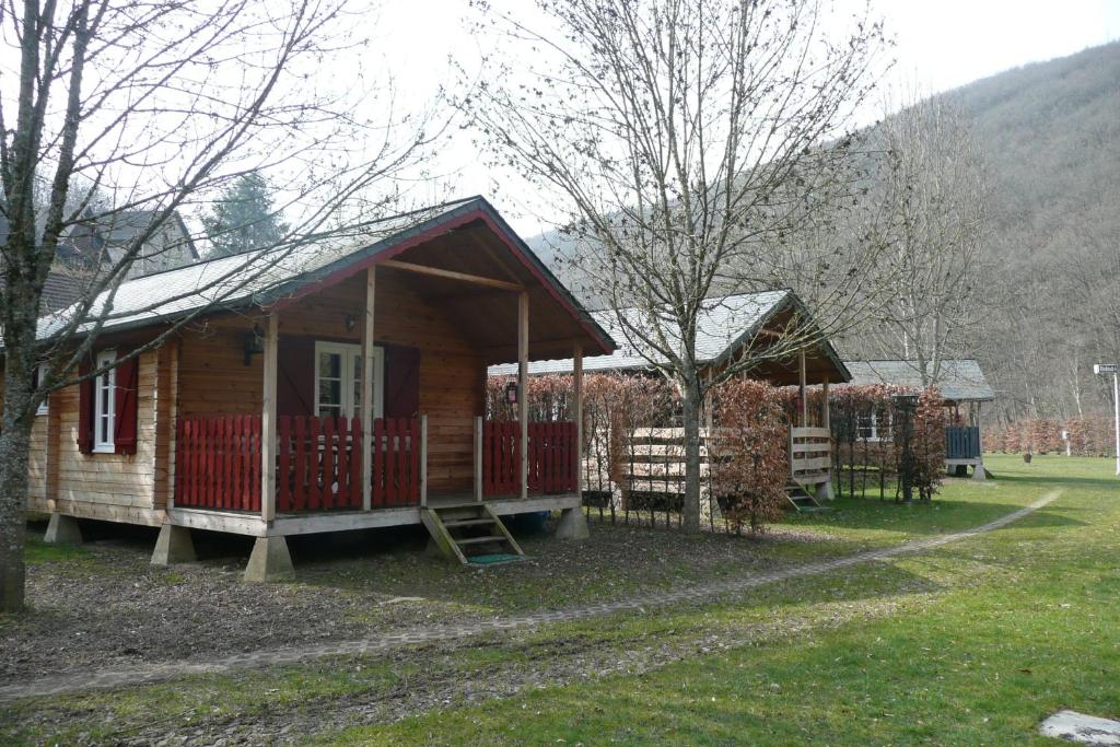 迪尔巴克迪尔巴赫普拉格帕尔克度假屋酒店的一个带红色围栏的小木屋
