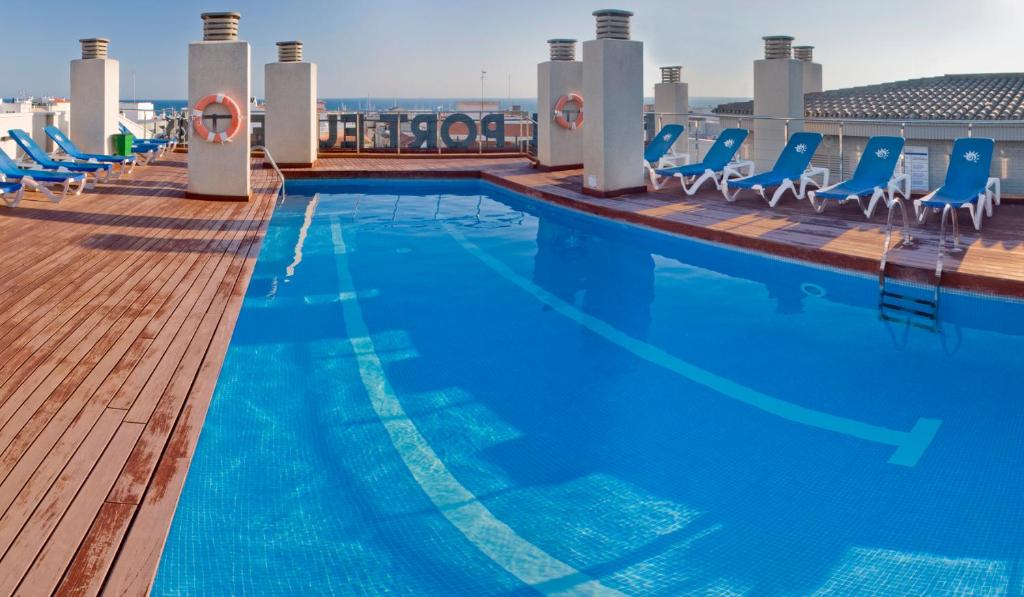 坎布里尔斯欧亨尼奥港酒店的建筑物屋顶上的游泳池