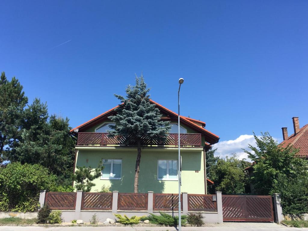 利普托斯基米库拉斯阿尔比公寓的顶部有树的房子