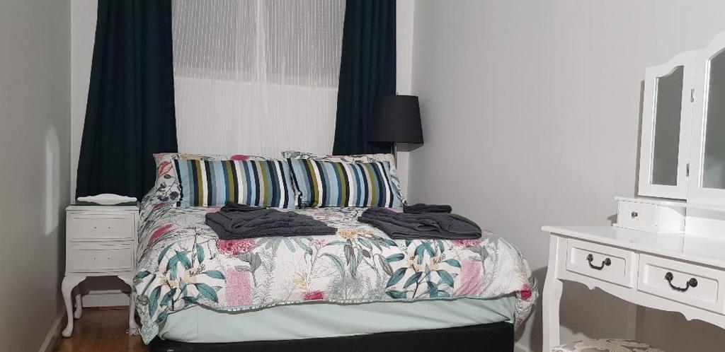 SturtUnit in Marion的一间卧室配有一张床、梳妆台和一张西德西德西德西德床。