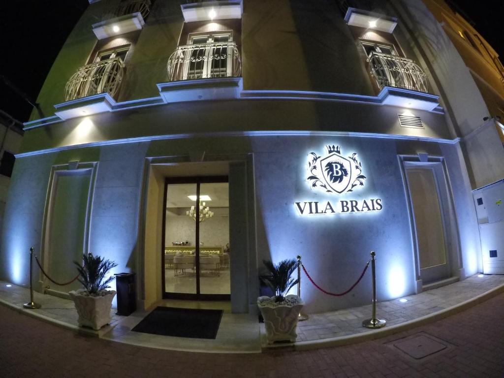 都拉斯Hotel Brais的带有读Vla拍的标志的建筑