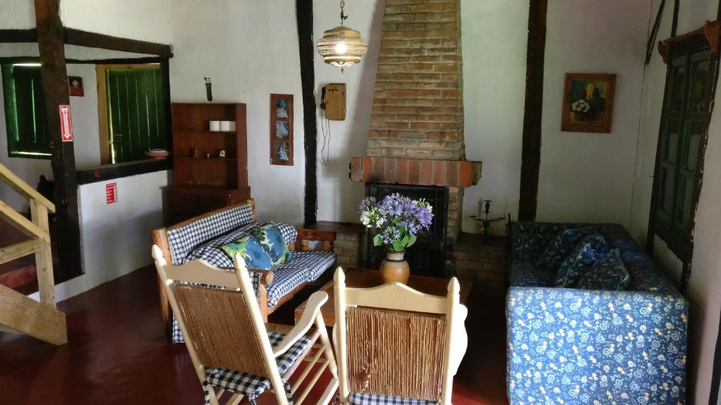 孔斯坦萨Villa Pajon Eco Lodge的客厅配有沙发、椅子和壁炉