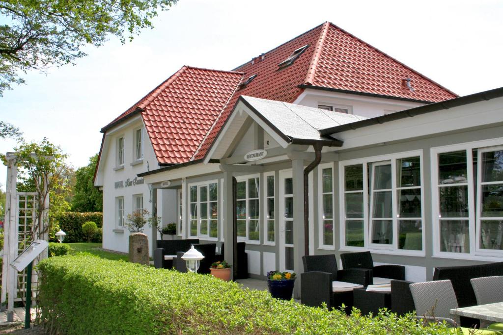普雷罗豪斯卡拉尼奇酒店的房屋设有温室,配有窗户和椅子