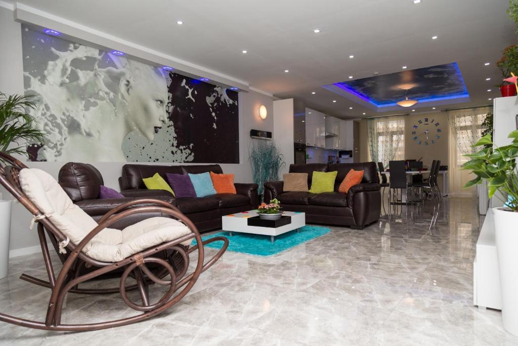 森格莱阿Azure Apartment的客厅配有沙发、椅子和桌子