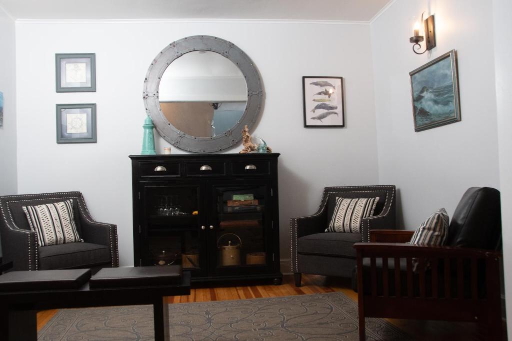 贝肖尔The Ocean Bay House的客厅配有镜子和两把椅子