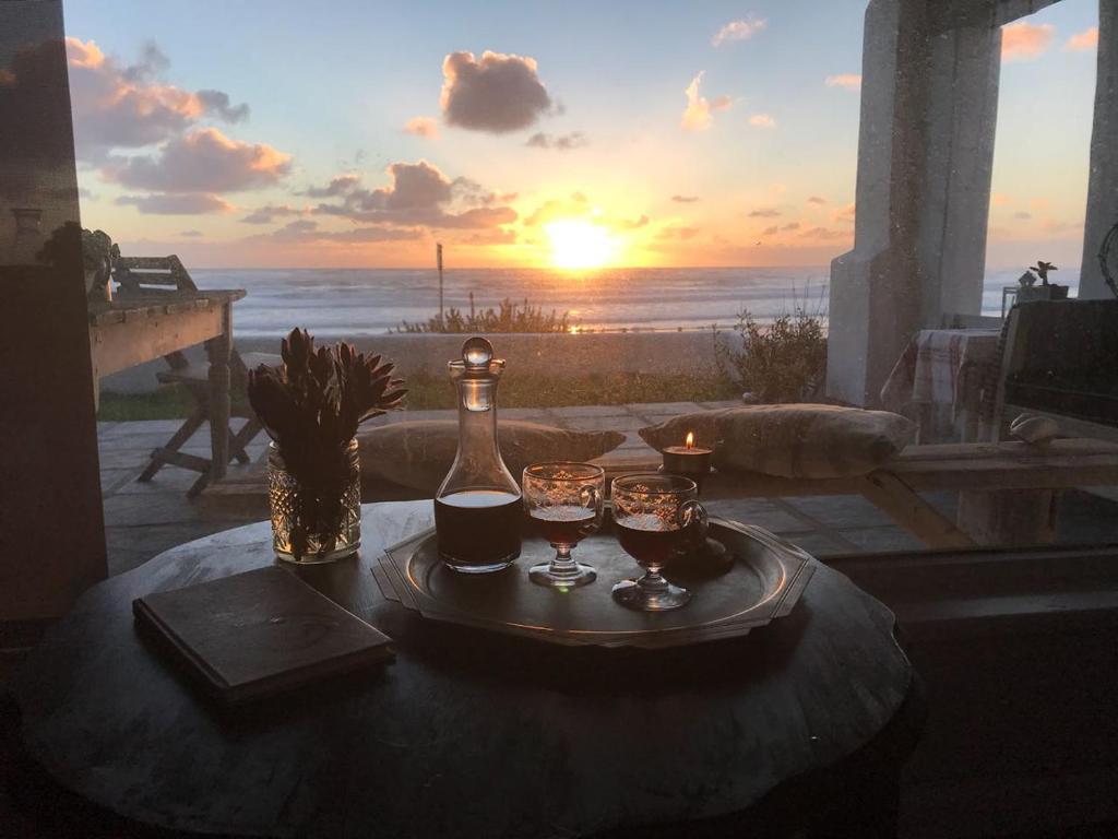 梅尔克博斯特兰Dreamy Beach Room的一张桌子,上面放着一瓶葡萄酒和两杯酒