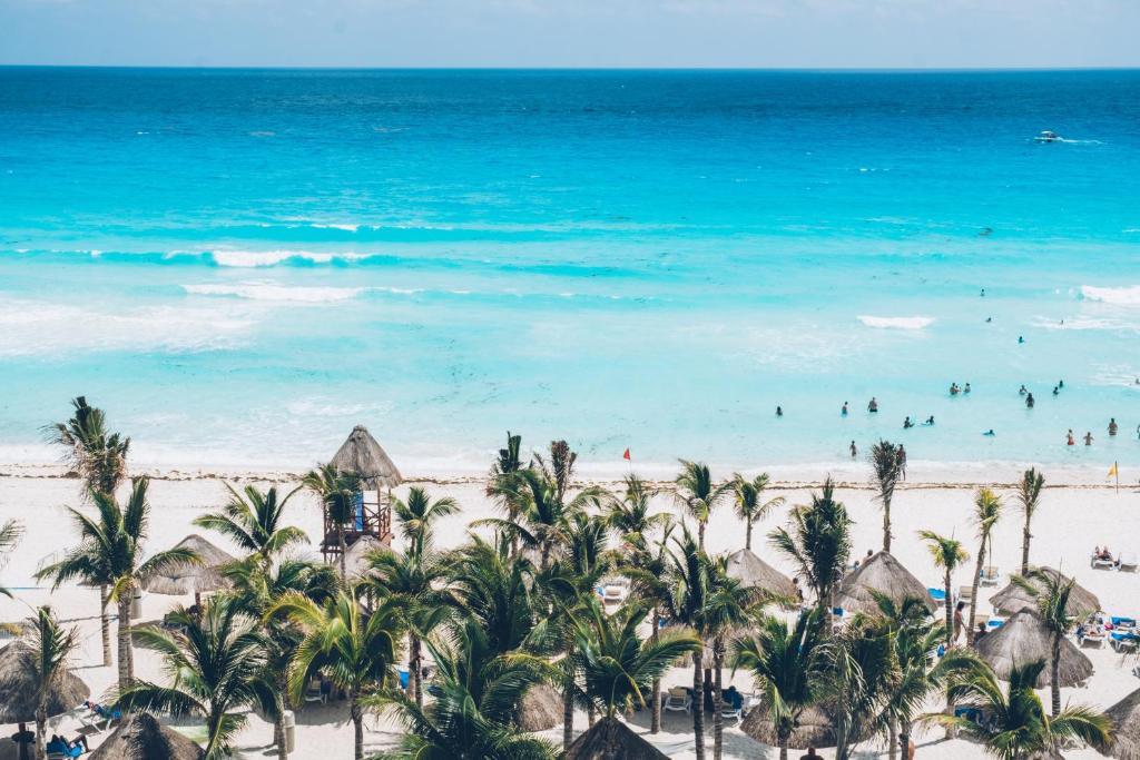 坎昆坎昆NYX酒店的享有棕榈树海滩和大海的空中景致