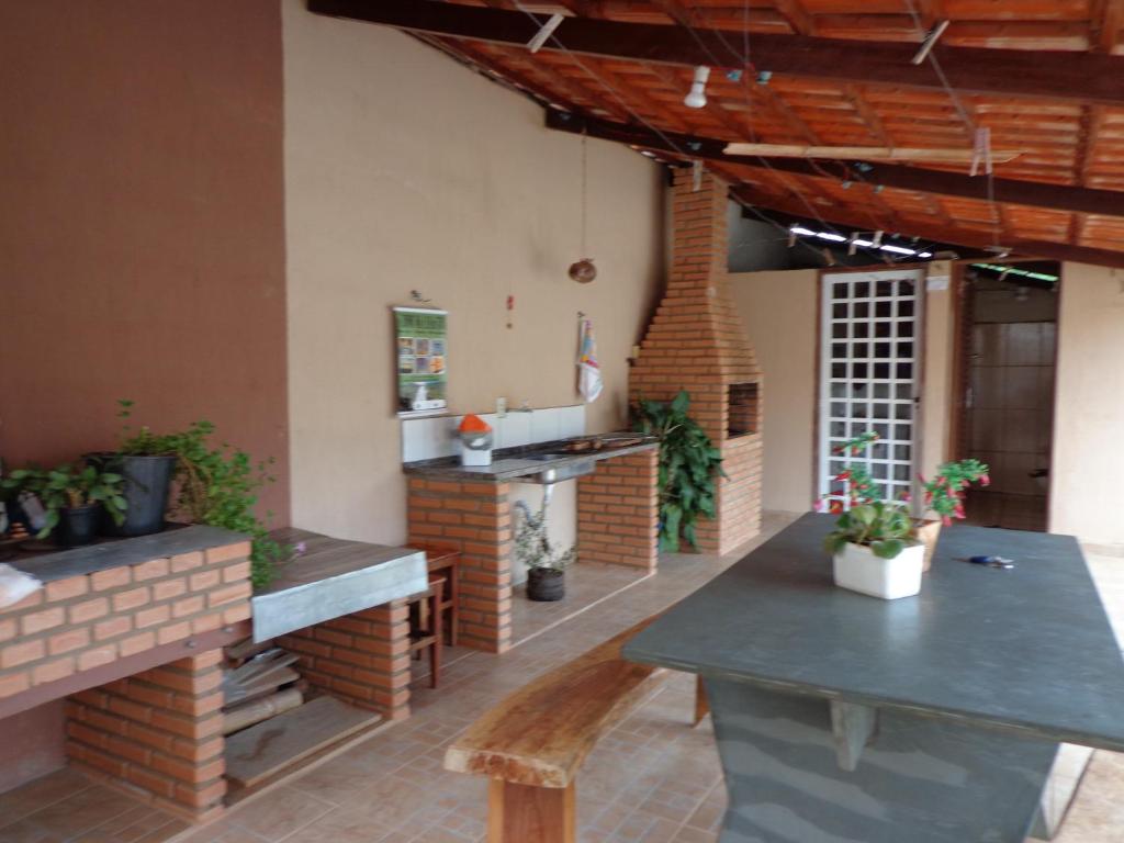 圣罗克迪米纳斯Casa Serra da Canastra - Chicó的大楼内带桌子和柜台的庭院
