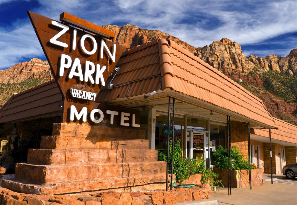 斯普林代尔Zion Park Motel的锡安公园汽车旅馆,以山为背景