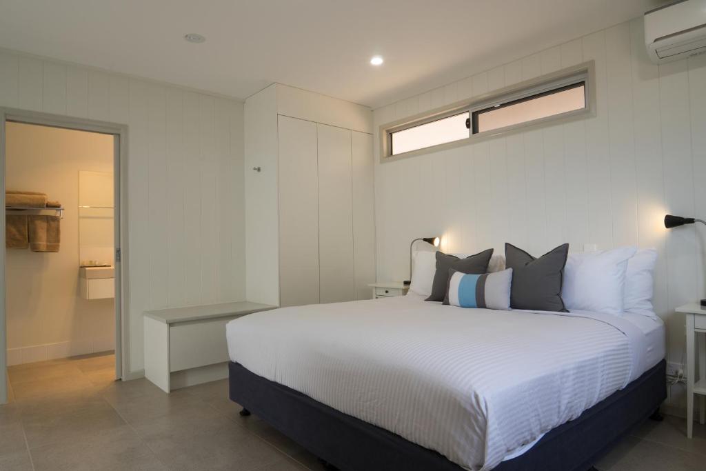 EromangaCooper's Country Lodge的卧室配有一张大白色床和窗户