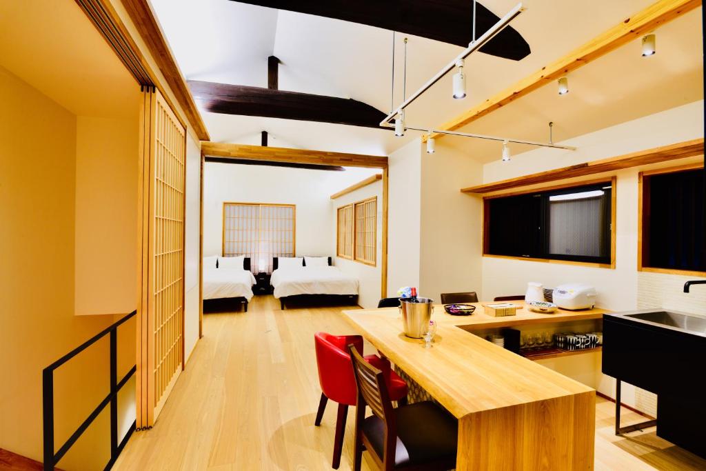 京都Cochien Imperial Garden的厨房以及带桌椅的起居室。