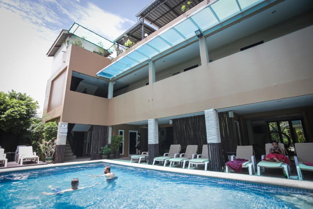 华欣华欣白沙酒店的两人在酒店的游泳池