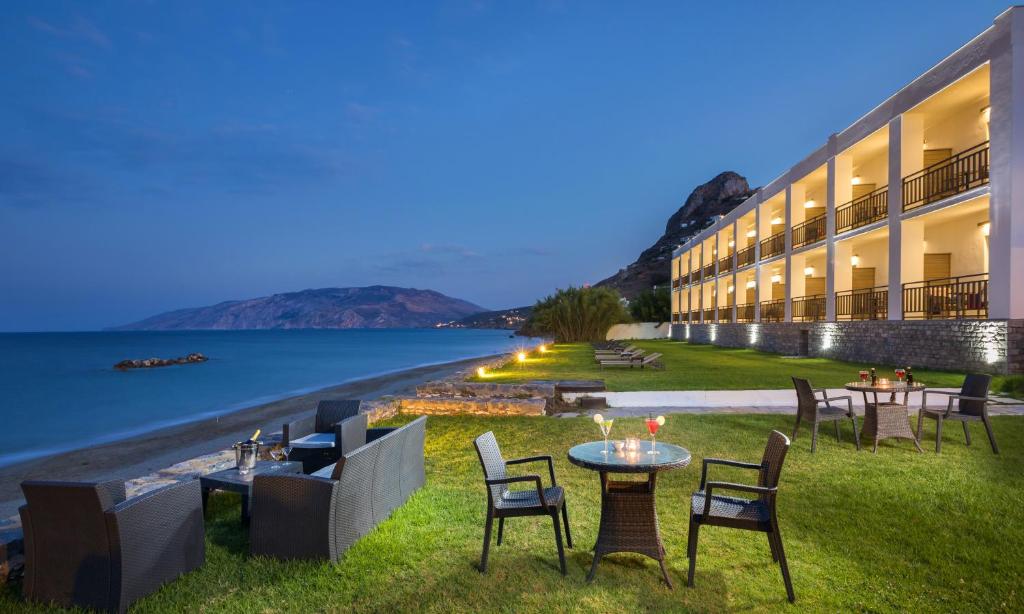 斯基罗斯岛Hydroussa Skyros的享有夜间水景的酒店
