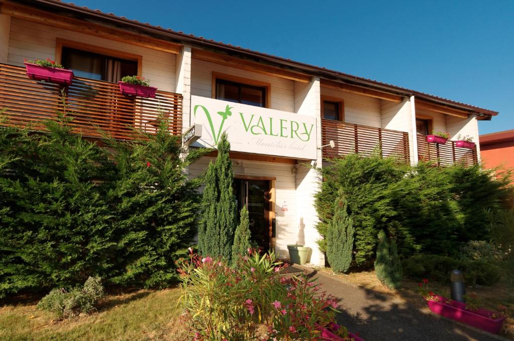 蒙代列赫瓦莱里酒店的一座带有读取山谷标志的建筑